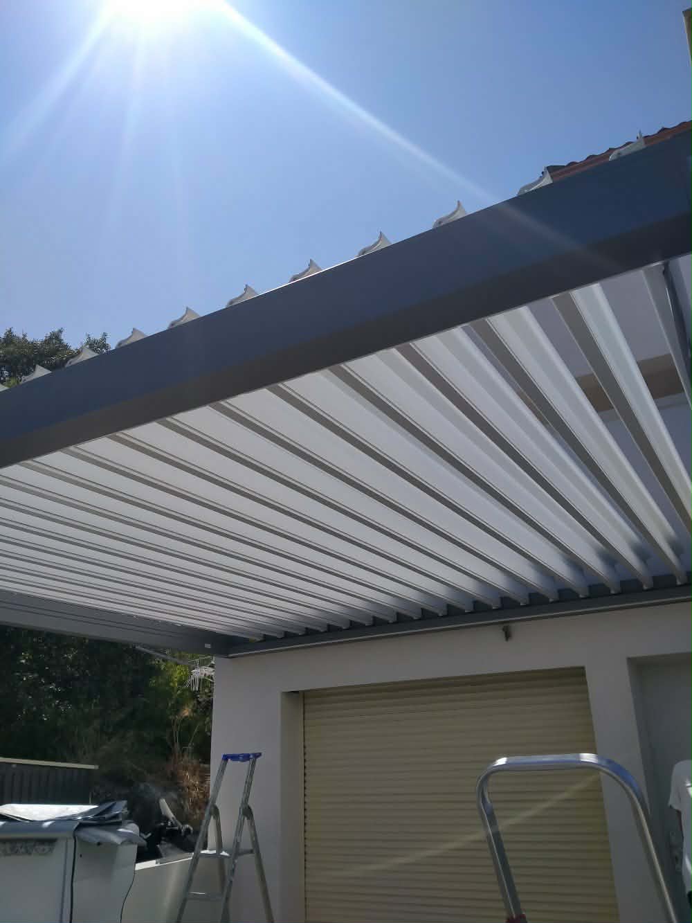 Structure d&rsquo;une v&eacute;randa climatique pos&eacute;e en Corse-du-Sud