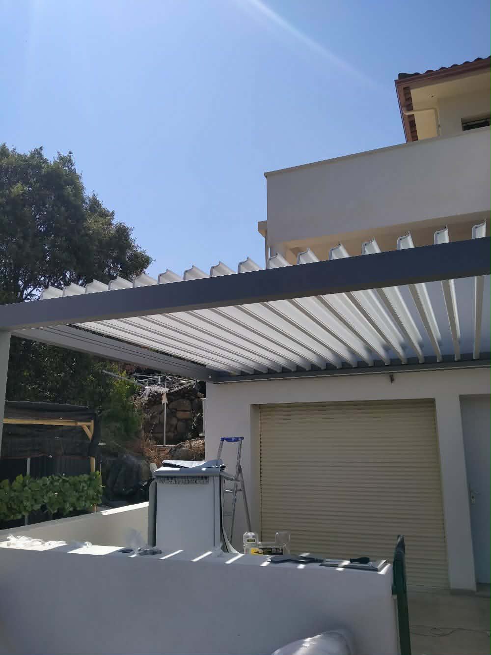 Int&eacute;gration d&rsquo;une v&eacute;randa climatique &agrave; un espace ext&eacute;rieur en Corse